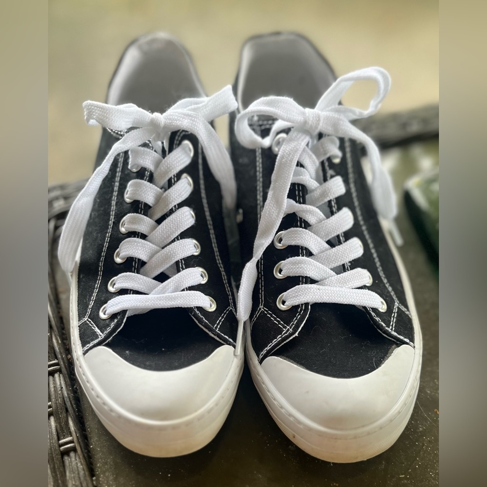 EUC~Women’s Joe Boxer Roxie Sneakers
